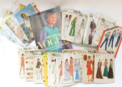 Lot 324 - A quantity of mid-late 20th century sewing...