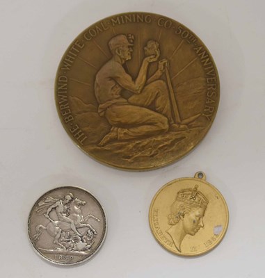 Lot 115 - Small group of coins and commemorative...