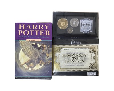 Lot 98 - A mixed lot of Harry Potter memorabilia, to...