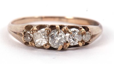 Lot 21 - A five stone diamond ring, the five graudated...