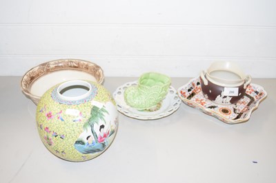 Lot 200 - MIXED CERAMICS TO INCLUDE A CHINESE GINGER JAR,...