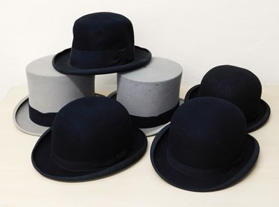 Lot 312 - A quantity of  mens hats to include two grey...