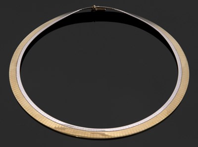 Lot 375 - A 9ct two tone collarette, 9mm wide, with...