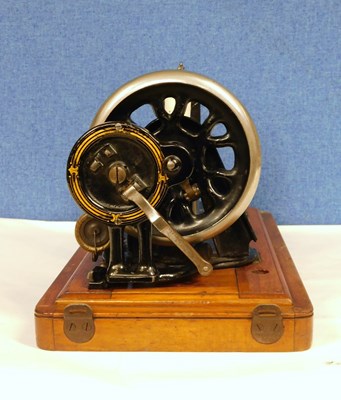 Lot 15 - An early 20th century Singer sewing machine,...