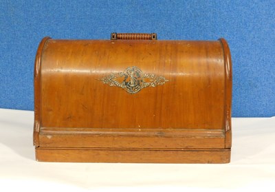 Lot 15 - An early 20th century Singer sewing machine,...