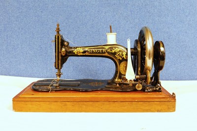 Lot 15 - An early 20th century Singer sewing machine,...