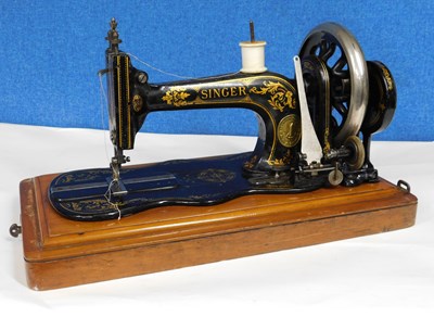 Lot 15 - An early 20th century Singer sewing machine,...