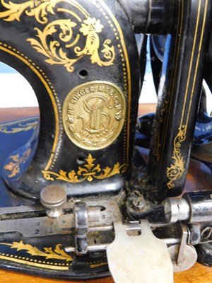 Lot 15 - An early 20th century Singer sewing machine,...