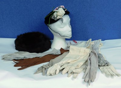 Lot 211 - A quantity of assorted lady's accessories to...