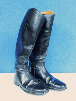Lot 307 - A pair of black leather riding boots, size 8.5