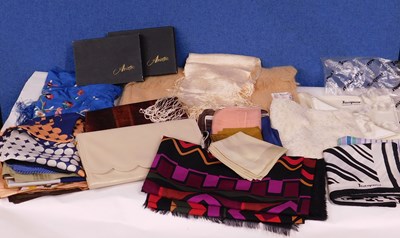 Lot 207 - A quantity of assorted lady's accessories to...