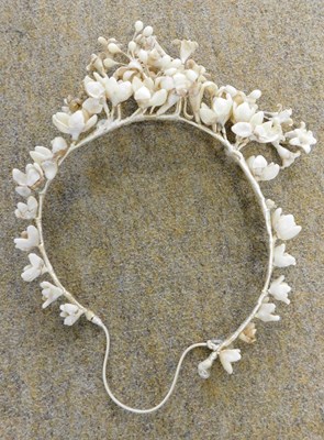 Lot 193 - A c.1940's wedding headdress and lace veil,...