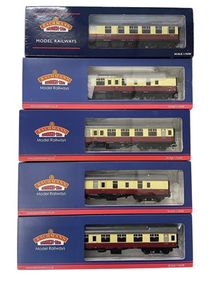 Lot 5 - A mixed lot of boxed crimson and cream...