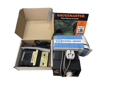 Lot 24 - A mixed lot of various model railway...