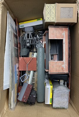 Lot 22 - A collection of various 00 gauge rolling stock...