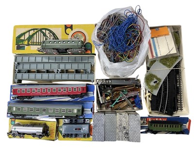 Lot 32 - A mixed lot of various TT gauge rolling stock...