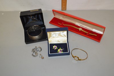 Lot 102 - A quantity of costume jewellery
