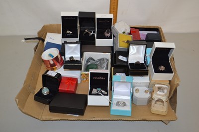 Lot 84 - Mixed Lot: Various boxed costume jewellery,...