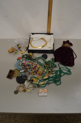 Lot 99 - A bag of various assorted costume jewellery...