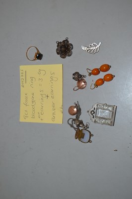 Lot 108 - Mixed Lot: 9ct faux bloodstone ring and 9ct...