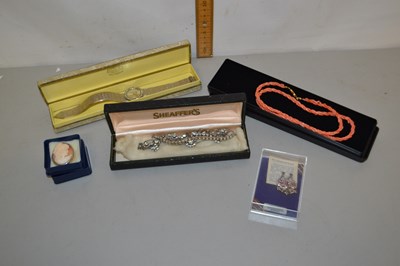Lot 117 - Mixed Lot: Costume jewellery, ladies...