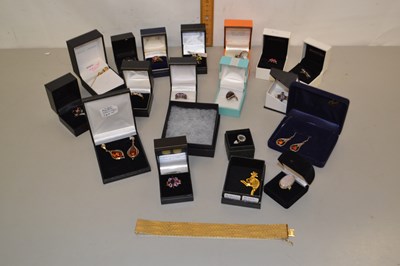 Lot 118 - Box of various assorted costume jewellery inc...