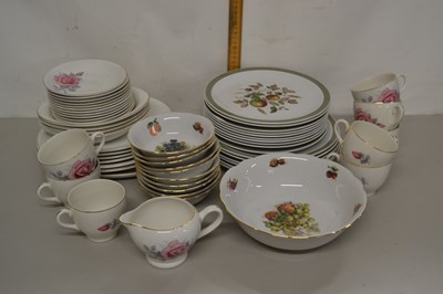 Lot 125 - Box of various mixed tea and dinner wares