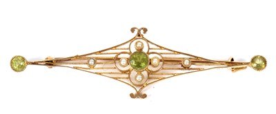 Lot 43 - A 15ct peridot and seed pearl bar brooch, set...