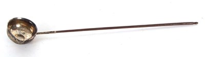 Lot 172 - A George II toddy ladle having a shilling...