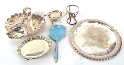 Lot 208 - A box of assorted plate wares to include sauce...