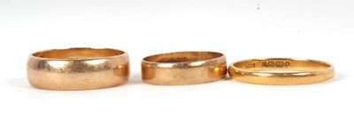 Lot 87 - Three gold rings: to include a 22ct wedding...
