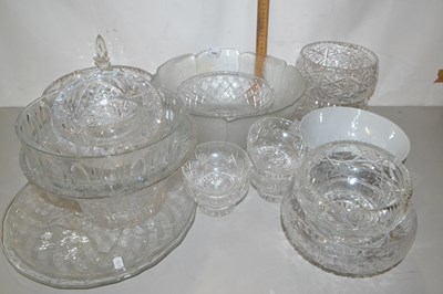 Lot 166 - Mixed Lot: Various assorted clear glass bowls...