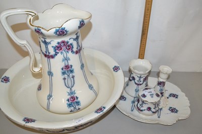 Lot 185 - A Losol ware wash stand set