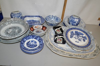 Lot 201 - Mixed Lot: Various blue and white ceramics to...