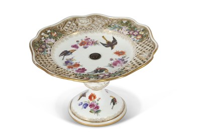 Lot 31 - A Meissen tazza, the centre painted with birds...