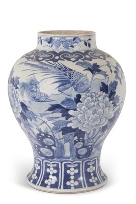 Lot 98 - A large 18th Century Chinese porcelain jar...