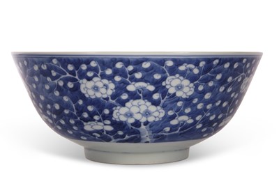 Lot 101 - A good 19th Century Chinese porcelain bowl...
