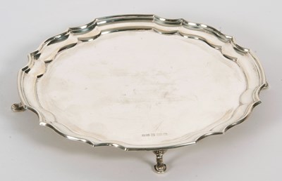 Lot 15 - An Elizabeth II silver card salver in Georgian...