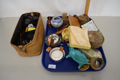 Lot 132 - Tray of various assorted mixed ceramics,...
