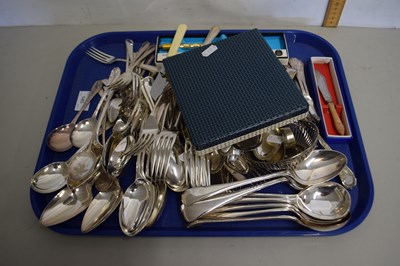 Lot 145 - A tray of assorted cutlery