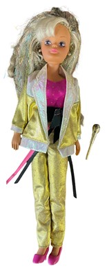 Lot 4 - Super Star Sindy (1988-1989) In glitzy gold...