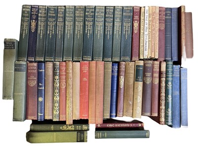 Lot 425 - A mixed box of various small format novels (53)