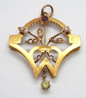 Lot 144 - An Edwardian pendant, set with a peridot,...