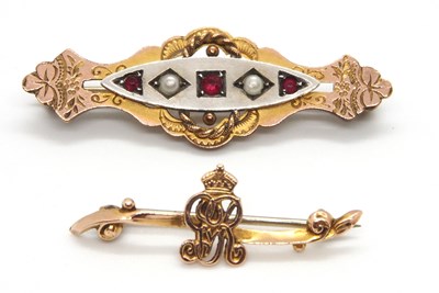 Lot 286 - An Edwardian '9 carat' brooch, with royal GR...