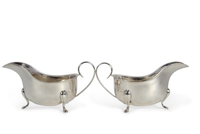 Lot 269 - A pair of George V silver sauce boats of...