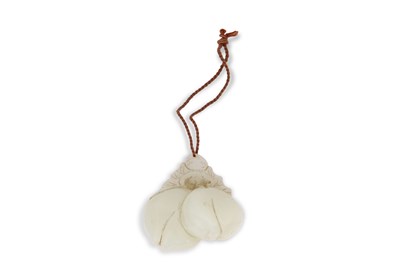 Lot 105 - A jade carving of peaches with a carved bat above