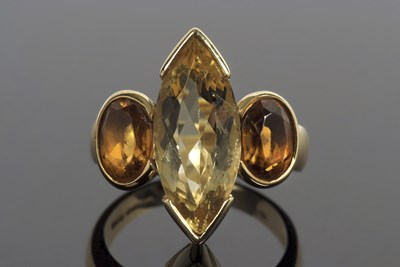 Lot 374 - An 18ct golden beryl and citrine ring, the...