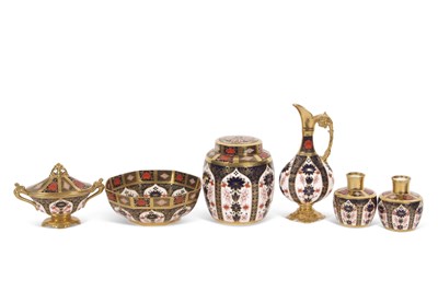 Lot 37 - Group: Royal Crown Derby Imari 1128 pattern to...