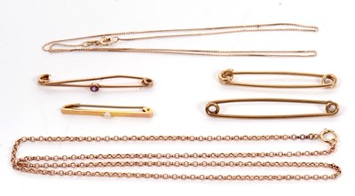 Lot 285 - A mixed lot of assorted gold and yellow metal...