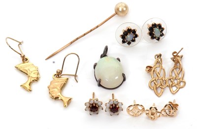 Lot 262 - A mixed lot of gold and gemset jewellery: to...